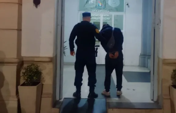 Intentó robar con un arma de juguete, lo redujeron a golpes y terminó preso