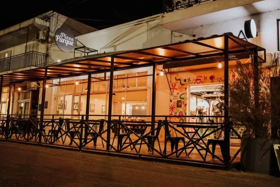 Rompieron un vidrio con un palo de escoba para robar en una pizzería céntrica