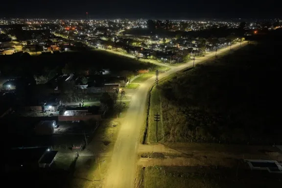 Instalaron 40 columnas de iluminación en casi 2 km de Calle Las Tropas