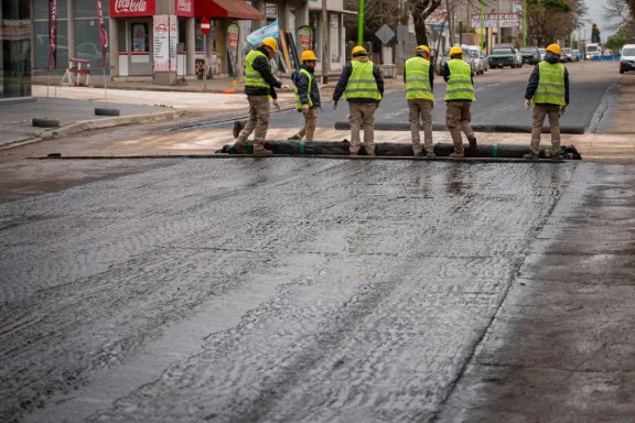 Comenzó el reasfaltado de la esquina de Primera Junta y Lestonnac