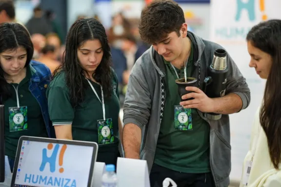 Se desarrolla la Expo del Empleo 2026 en los galpones del puerto