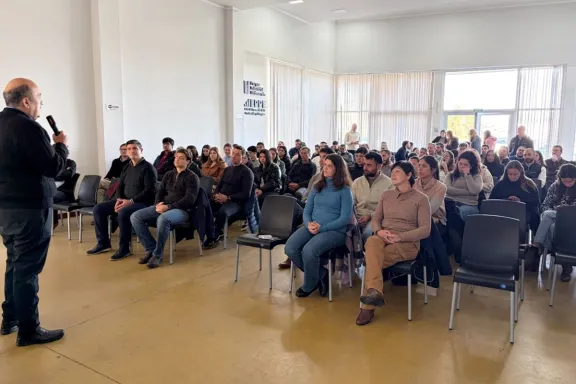 Capacitan a emprendedores de Urdinarrain en herramientas de financiamiento