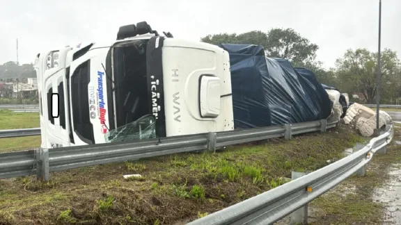 En Paraná un camión volcó en el Acceso Norte y desparramó su carga