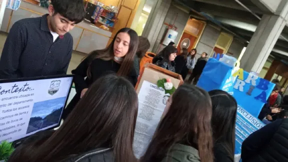 Del barro a la feria: dos estudiantes de Alarcón demostraron que la virtualidad le gana a la lluvia