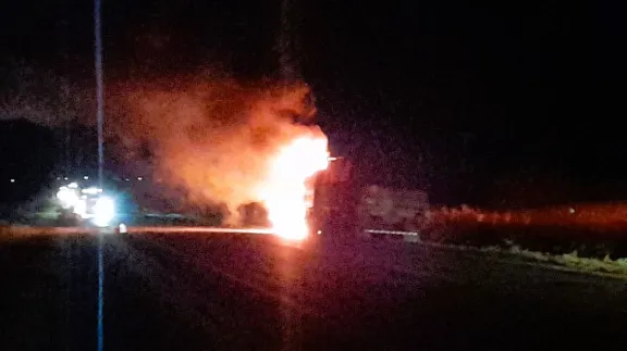Carbó: se incendió un camión sobre Ruta Provincial 16