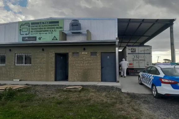 Interceptaron un camión con 152 bidones en infracción a la ley de Fitosanitarios