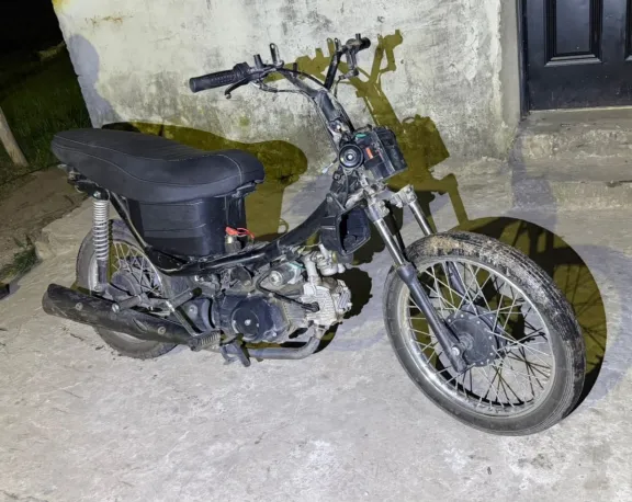 Dos allanamientos terminaron con el secuestro de una moto y celulares