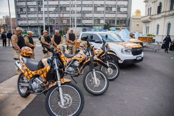 Entregan nuevos vehículos y equipamiento a la Policía de Entre Ríos
