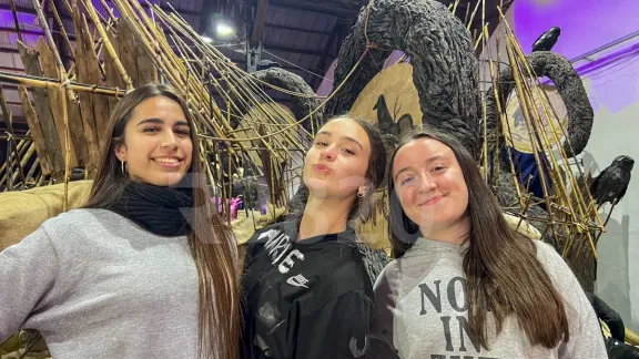 Hay desfile: las carrozas estudiantiles salen del puerto y brillarán esta noche en el Corsódromo